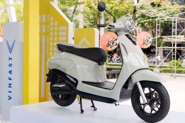 Evo Grand Lite: Nữ sinh khen 'đẹp mê mẩn', cốp rộng, đi học đi chơi đều tiện - 2