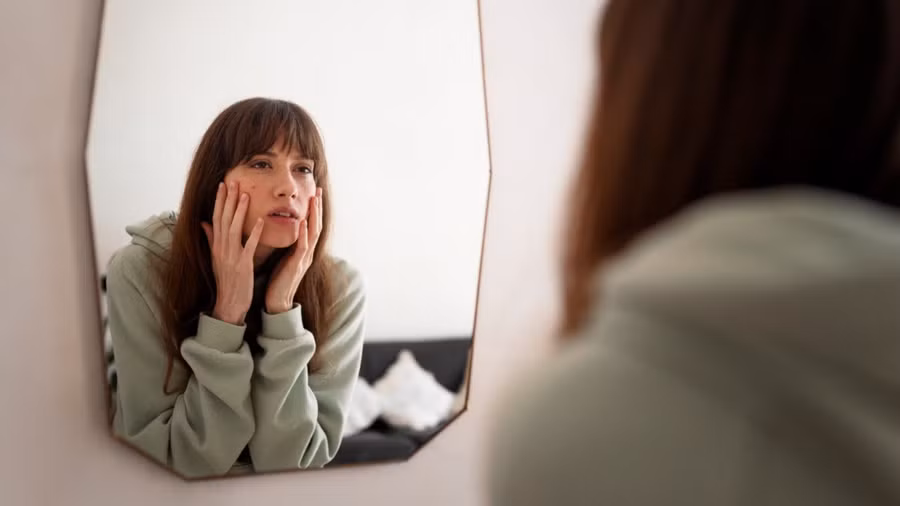 Có nhiều người không hề xấu xí, nhưng lại không tự tin vào vẻ bề ngoài của mình. (Ảnh: ITN)