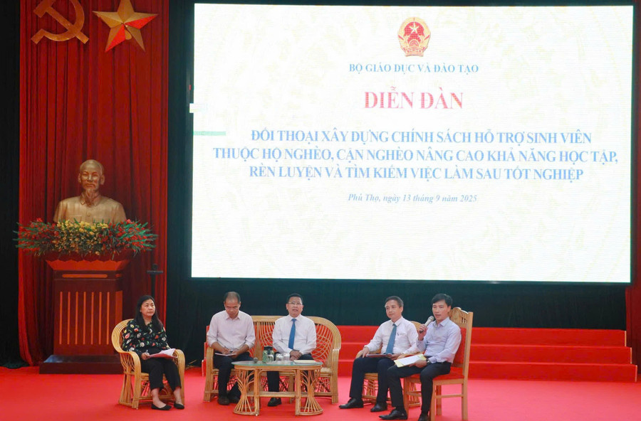 Các chuyên gia, nhà quản lý giáo dục chia sẻ tại diễn đàn.