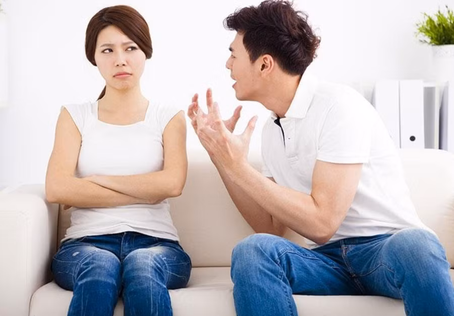 Nếu vợ chồng căng thẳng vì chuyện báo cáo khiến tình cảm bị ảnh hưởng, thì việc báo cáo chẳng còn ý nghĩa gì. (Ảnh: ITN)