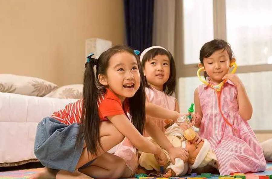 Chơi là lúc trẻ tự phát minh, sáng tạo và mơ mộng. (Ảnh: ITN). 2-choi-la-luc-tre-tu-phat-minh.jpg