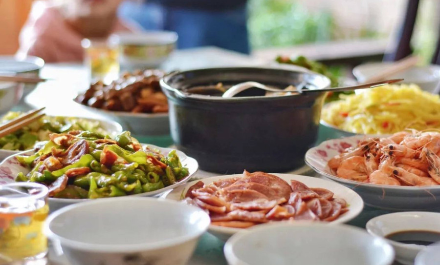 Mỗi dịp Tết, những bữa ăn lớn giàu năng lượng khiến dạ dày của chúng ta mệt mỏi. (Ảnh: ITN).