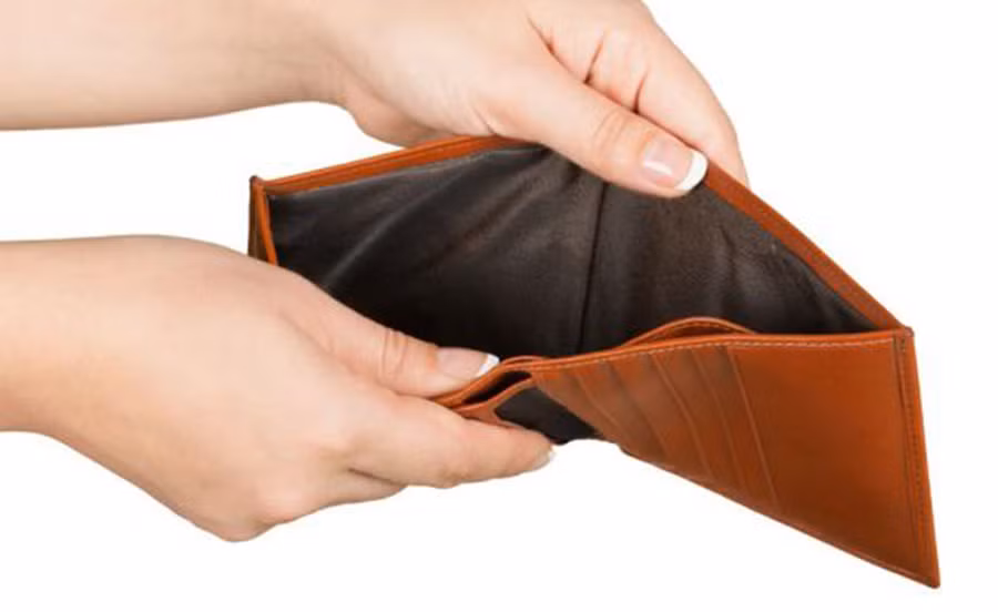 Tiêu tiền không có kế hoạch khiến con người dễ rơi vào bẫy buôn bán và cuốn vào vòng luẩn quẩn của đói nghèo. (Ảnh: ITN).