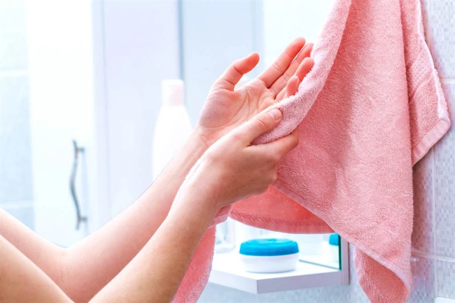 Sử dụng khăn mặt và khăn bếp có khả năng lây lan vi khuẩn và vi-rút giữa các thành viên trong gia đình sử dụng chung khăn. (Ảnh: ITN)