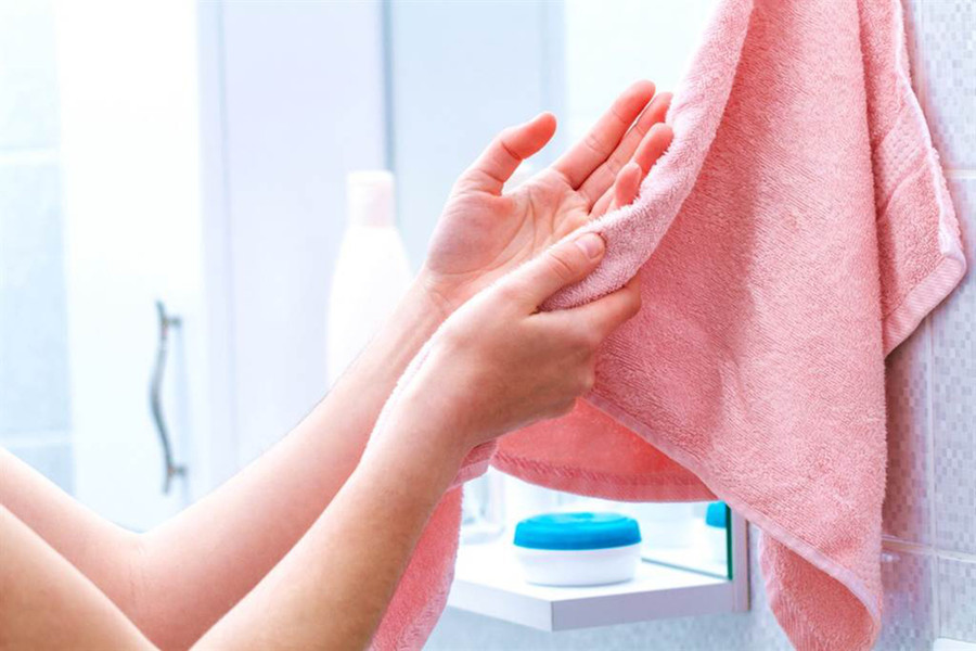 Sử dụng khăn mặt và khăn bếp có khả năng lây lan vi khuẩn và vi-rút giữa các thành viên trong gia đình sử dụng chung khăn. (Ảnh: ITN)