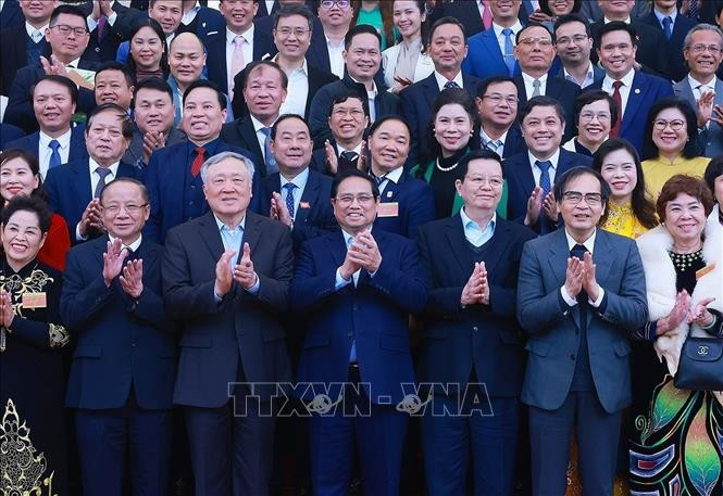 Thủ tướng Phạm Minh Chính với đại diện các doanh nghiệp nhỏ và vừa. Ảnh: Dương Giang/TTXVN.