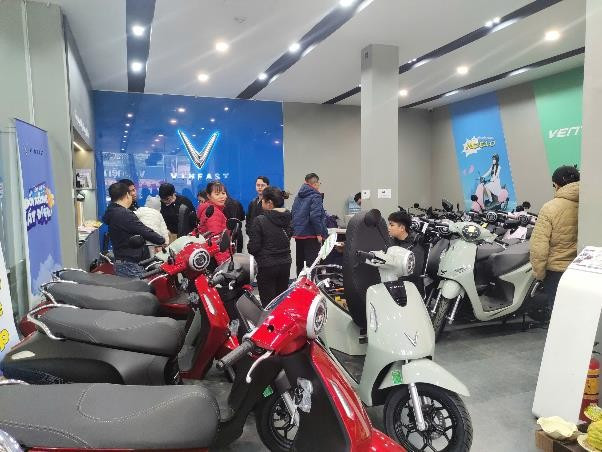 Chuỗi showroom VinFast của anh Khang ghi nhận mức doanh số trung bình lên đến 400 xe/tháng