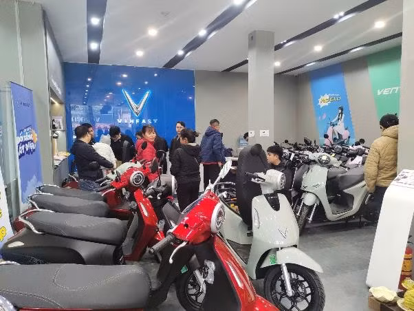 Chuỗi showroom VinFast của anh Khang ghi nhận mức doanh số trung bình lên đến 400 xe/tháng