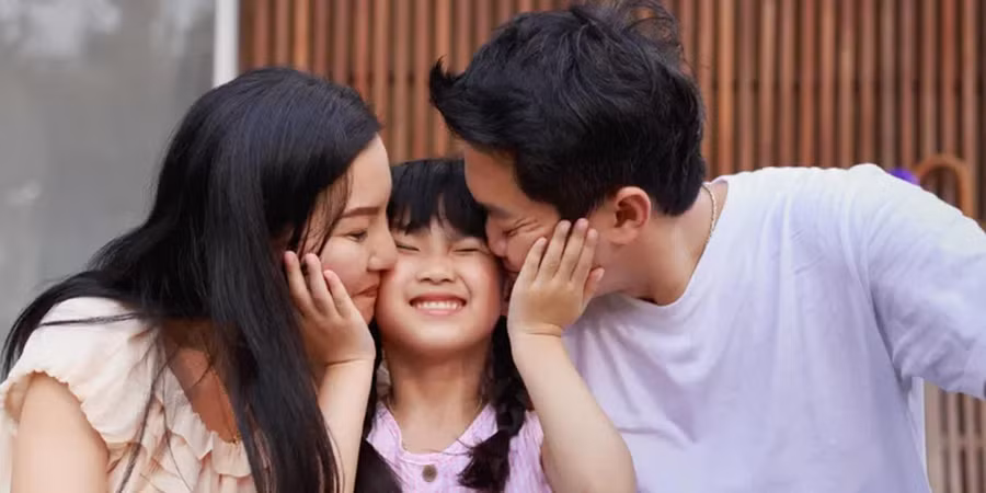 3. hay giup con hoc cach the hien tinh yeu thuong.jpg