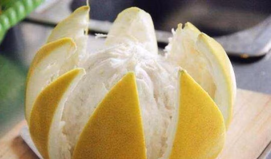 Khử mùi là phương pháp tái sử dụng vỏ bưởi phổ biến nhất. (Ảnh: ITN).