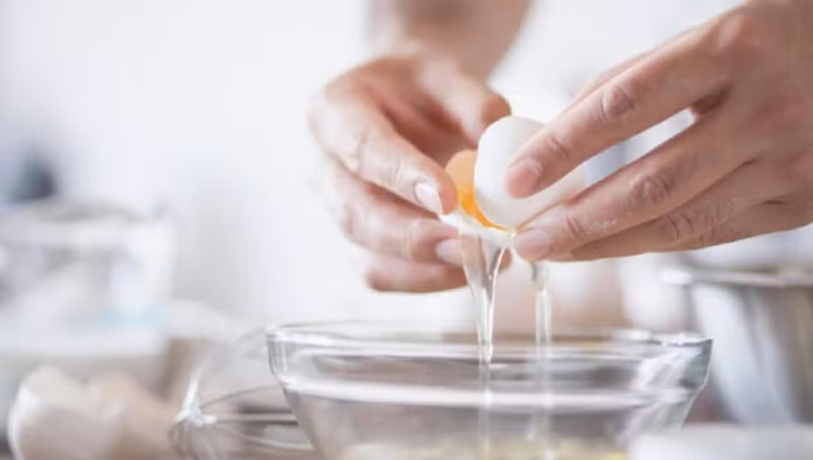 Lòng đỏ trứng có nhiều cholesterol và chất béo, đó là lý do mọi người thường có xu hướng chỉ ăn lòng trắng trứng. (Ảnh: ITN)