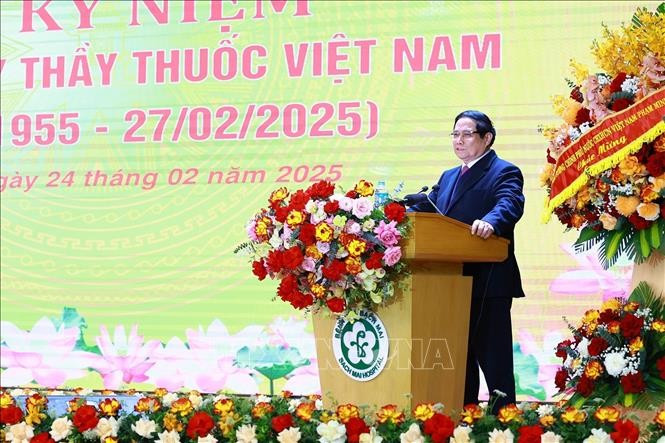 Thủ tướng Phạm Minh Chính chúc mừng đội ngũ bác sĩ, y sĩ nhân viên y tế Bệnh viện Bạch Mai. (Ảnh: Dương Giang/TTXVN)