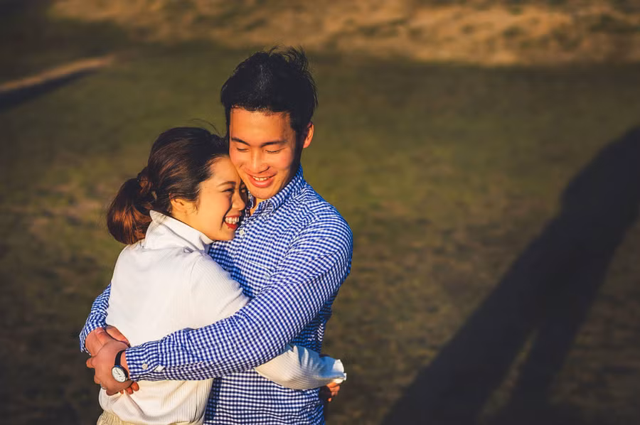 Duy trì cử chỉ thân mật giúp hôn nhân không bị nhàm chán. (Ảnh: ITN).