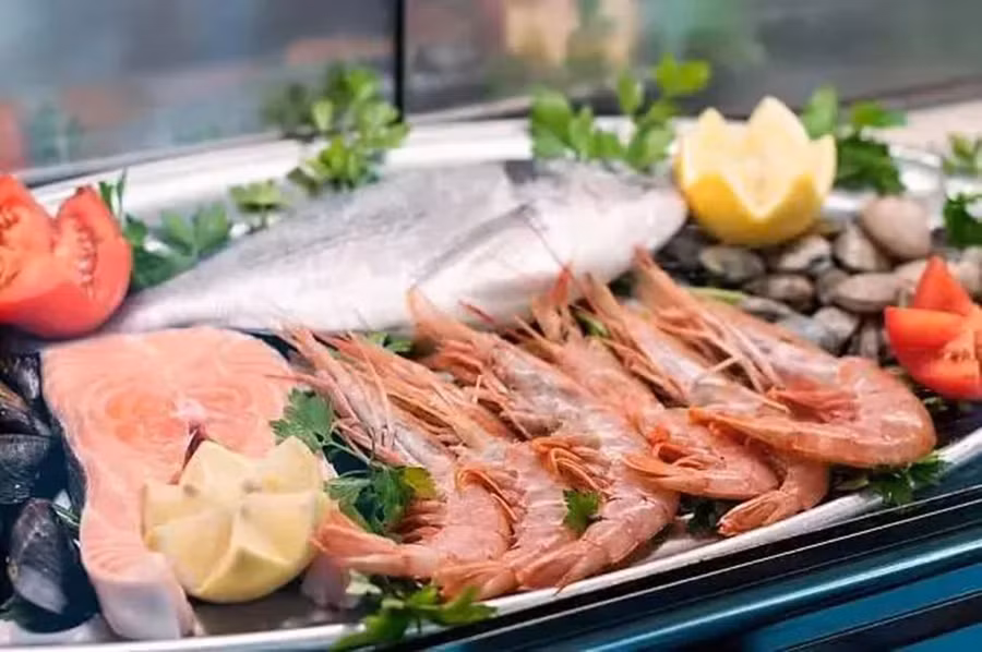 Thực phẩm tươi sống thường có màu sắc tươi sáng, trong khi thực phẩm hư hỏng có thể chuyển sang màu sẫm, vàng hoặc có đốm. (Ảnh: ITN).