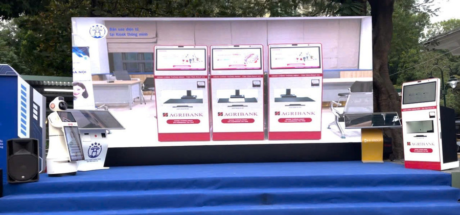 Kiosk thông minh xác thực và cấp bản sao số tài liệu điện tử do Agribank tài trợ được trưng bày tại sự kiện