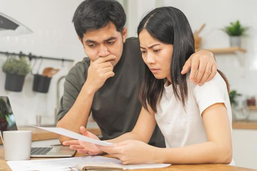 Nhiều cặp vợ chồng thực sự mệt mỏi và cảm thấy mối quan hệ của mình sớm muộn gì cũng sẽ kết thúc vì vấn đề tiền bạc. (Ảnh: ITN)