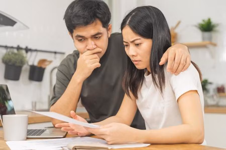 Nhiều cặp vợ chồng thực sự mệt mỏi và cảm thấy mối quan hệ của mình sớm muộn gì cũng sẽ kết thúc vì vấn đề tiền bạc. (Ảnh: ITN)