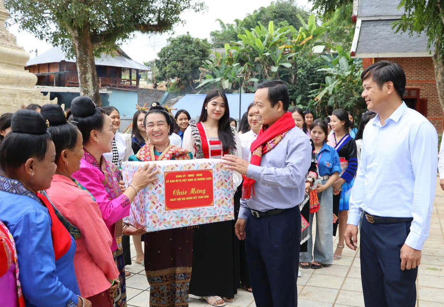 Bí thư Tỉnh ủy Trần Tiến Dũng tặng quà công nhân thi công dự án Trường liên cấp Tiểu học – THCS Si Pa Phìn.