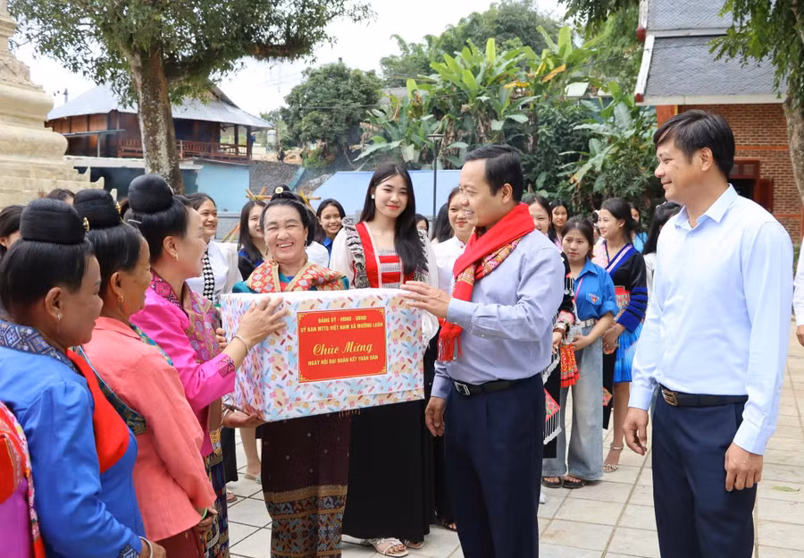 Bí thư Tỉnh ủy Trần Tiến Dũng tặng quà công nhân thi công dự án Trường liên cấp Tiểu học – THCS Si Pa Phìn.