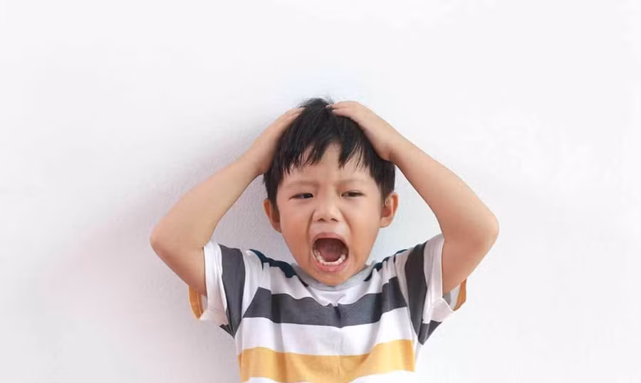 Những biến động cảm xúc của trẻ thường khiến cha mẹ cảm thấy bất lực. (Ảnh: ITN).