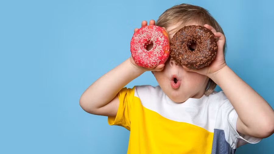 Những thực phẩm tồi tệ nhất cho sức khỏe bao gồm đồ ăn vặt chứa lượng lớn đường, chất bảo quản cũng như carbohydrate tinh chế. (Ảnh: ITN)