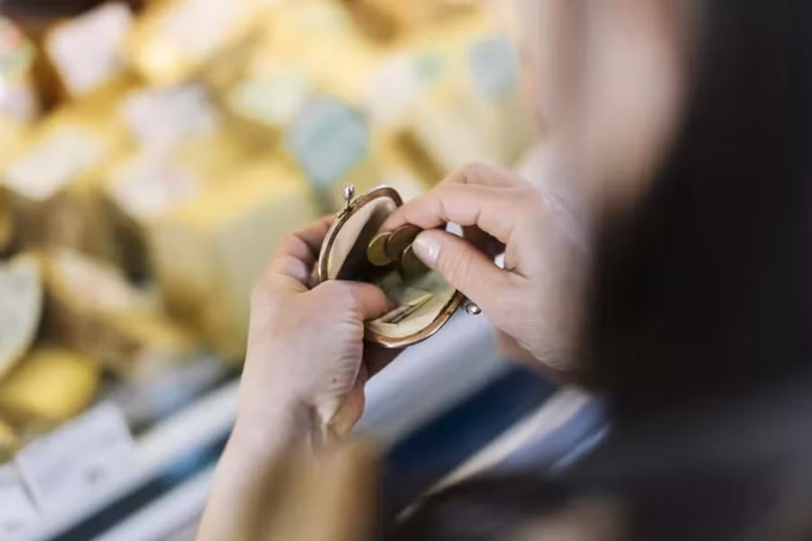 Việc lo lắng về tiền bạc là điều bình thường, nhưng một số người lại có nỗi sợ hãi phi lý khi tiêu tiền. (Ảnh: ITN).