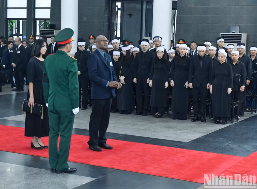 Đoàn Cộng hòa Vanuatu do Bộ trưởng, Tổng chưởng lý Arnold Kiel Loughman dẫn đầu vào viếng Tổng Bí thư Nguyễn Phú Trọng.