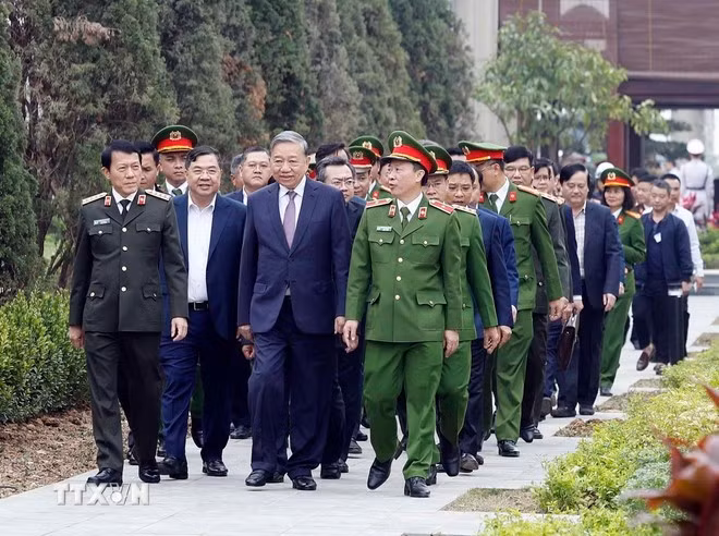 Tổng Bí thư Tô Lâm đến thăm, làm việc tại Trung tâm Dữ liệu quốc gia số 1. (Ảnh: Thống Nhất/TTXVN)