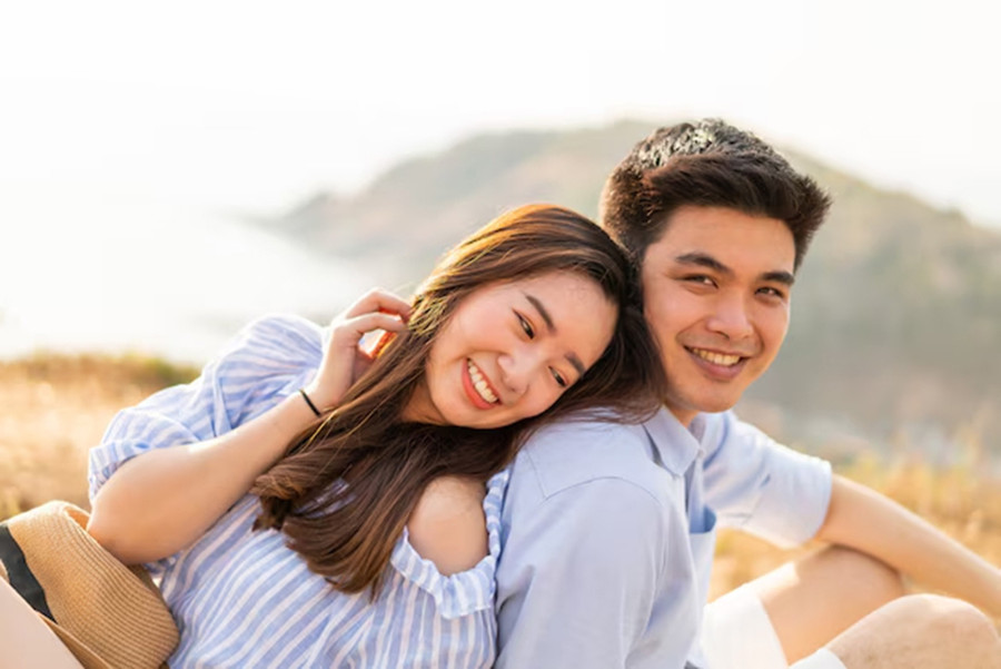 Nếu anh ấy bày tỏ cảm xúc của mình và là một người biết lắng nghe, hãy đảm bảo cho anh ấy biết rằng bạn cũng đánh giá cao điều đó. (Ảnh: ITN). 1-chi-vi-dan-ong-khong-len-tieng-8431.jpg