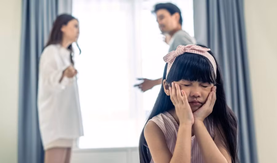 Có những trường hợp cha hoặc mẹ có chủ ý kéo con cái vào tranh chấp để gây áp lực lên phía còn lại, khiến tình hình càng trở nên tồi tệ hơn. (Ảnh: ITN).