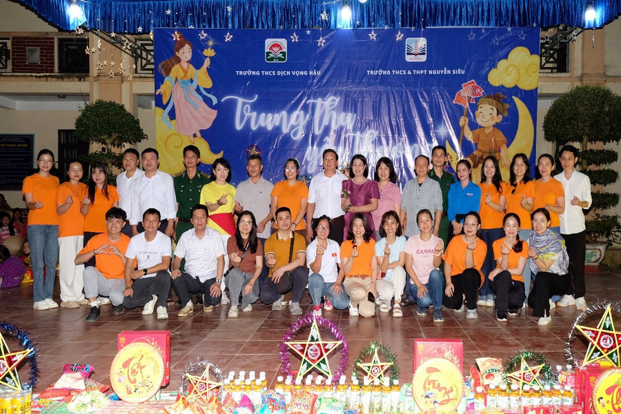 Các thầy cô tham gia chuẩn bị cho “Đêm hội trăng rằm” image003.jpg