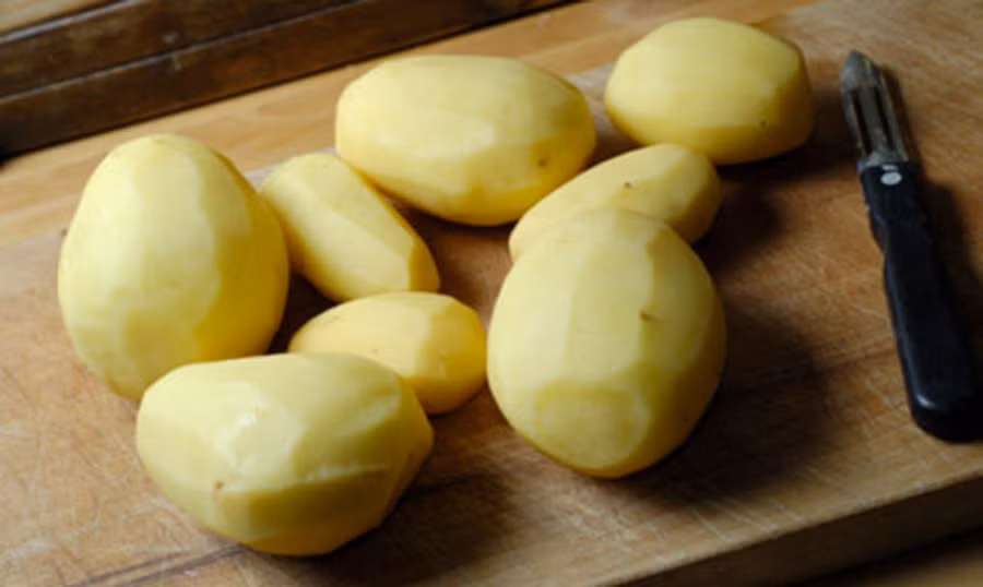 Không nên bảo quản khoai tây trong tủ lạnh cùng với táo hoặc chuối vì điều này có thể ức chế sự nảy mầm. (Ảnh: ITN)