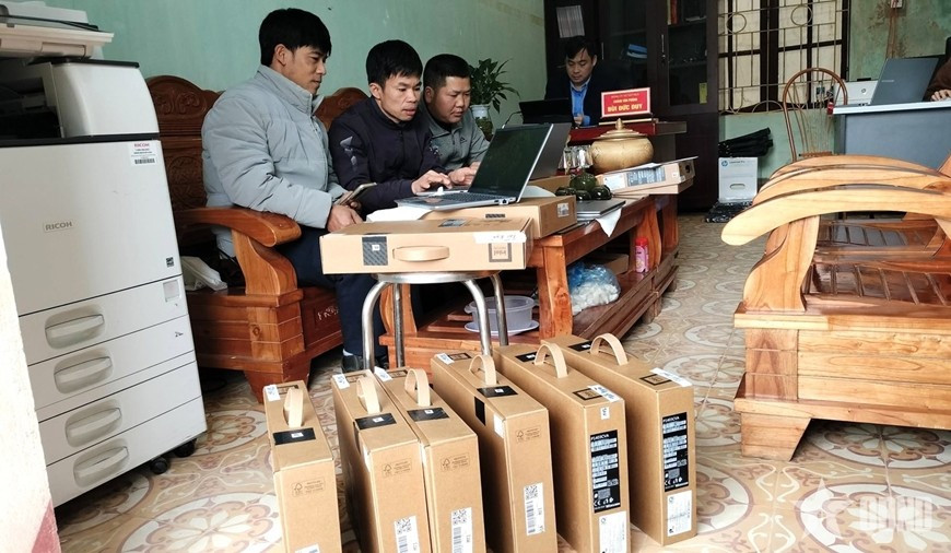 Đưa máy tính về các chi bộ thôn ở xã Tát Ngà góp phần giảm nghèo thông tin. Ảnh QĐND