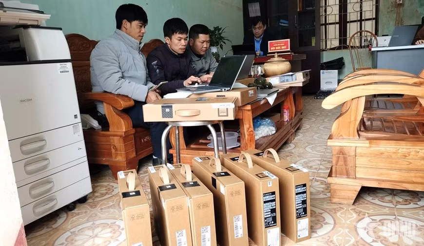 Đưa máy tính về các chi bộ thôn ở xã Tát Ngà góp phần giảm nghèo thông tin. Ảnh QĐND