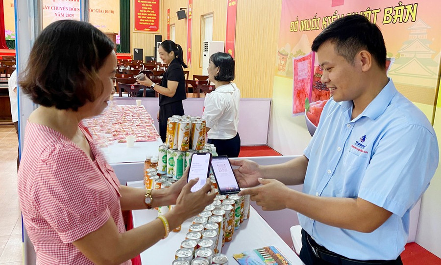 Người dân sử dụng mạng di động 5G để tiếp cận thông tin. Ảnh: Huyền Thương