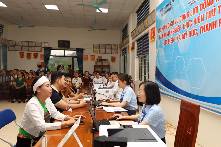 Người dân tộc Mường thôn Đồi Dùng, xã Mỹ Đức được hỗ trợ thực hiện các thủ tục hành chính ngay tại thôn. Ảnh: Kim Nhuệ