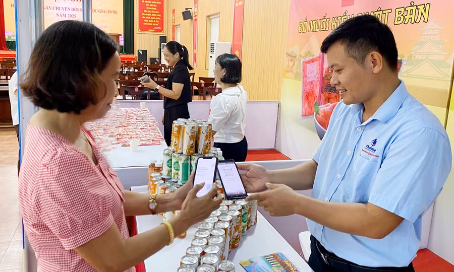 Người dân sử dụng mạng di động 5G để tiếp cận thông tin. Ảnh: Huyền Thương