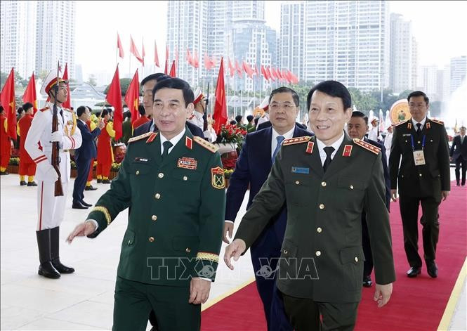 Bộ trưởng Bộ Quốc phòng Phan Văn Giang và Bộ trưởng Bộ Công an Lương Tam Quang đến dự Đại hội. Ảnh: Thống Nhất/TTXVN
