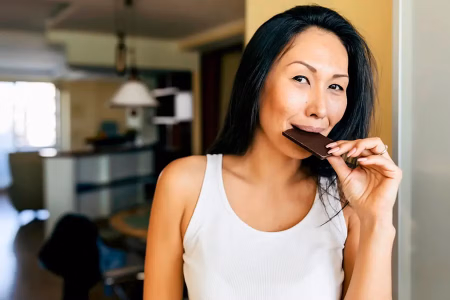 Sôcôla đen rất giàu flavonoid, làm tăng mức serotonin và giúp giảm các triệu chứng trầm cảm. (Ảnh: ITN)