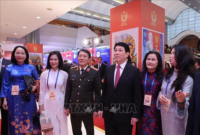 Chủ tịch nước Lương Cường và các đại biểu tham quan gian trung bày của Thông tấn xã Việt Nam tại Đại hội Thi đua yêu nước toàn quốc lần thứ XI. Ảnh: Lâm Khánh/TTXVN