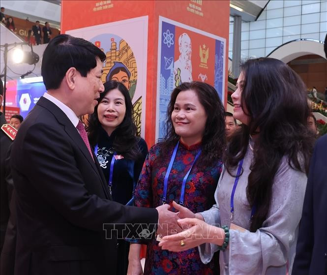 Chủ tịch nước Lương Cường và các đại biểu tham quan gian trưng bày của Thông tấn xã Việt Nam tại Đại hội Thi đua yêu nước toàn quốc lần thứ XI. Ảnh: Lâm Khánh/TTXVN