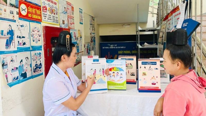 Cán bộ ở trạm y tế tư vấn cho người dân. Ảnh BSL