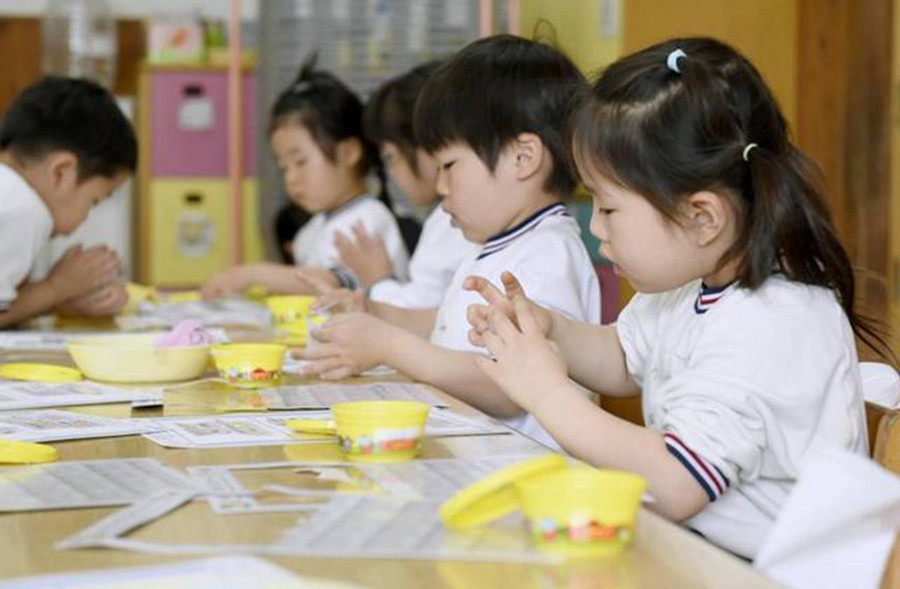 Việc sửa lỗi quá mức hoặc quá sớm sẽ khiến trẻ cảm thấy mình “không bao giờ có thể làm tốt” và sẽ mất đi động lực học tập. (Ảnh: ITN). 2-viec-sua-loi.jpg