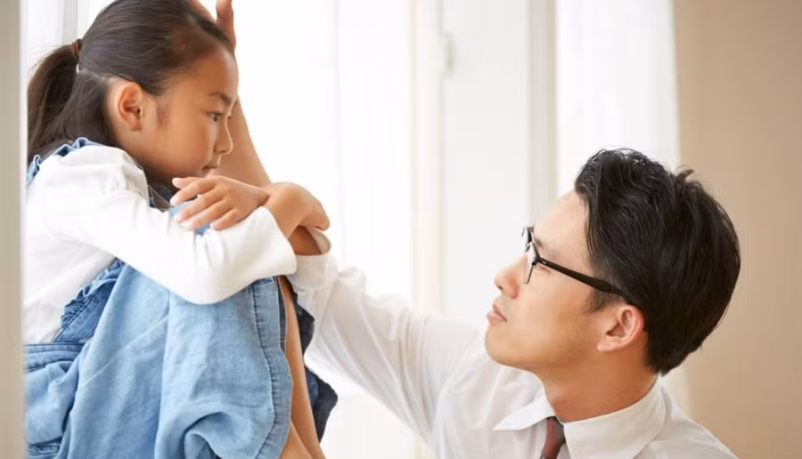 Cha mẹ cần tạo cơ hội đầy đủ cho trẻ để bày tỏ suy nghĩ và cảm xúc của mình. (Ảnh: ITN).