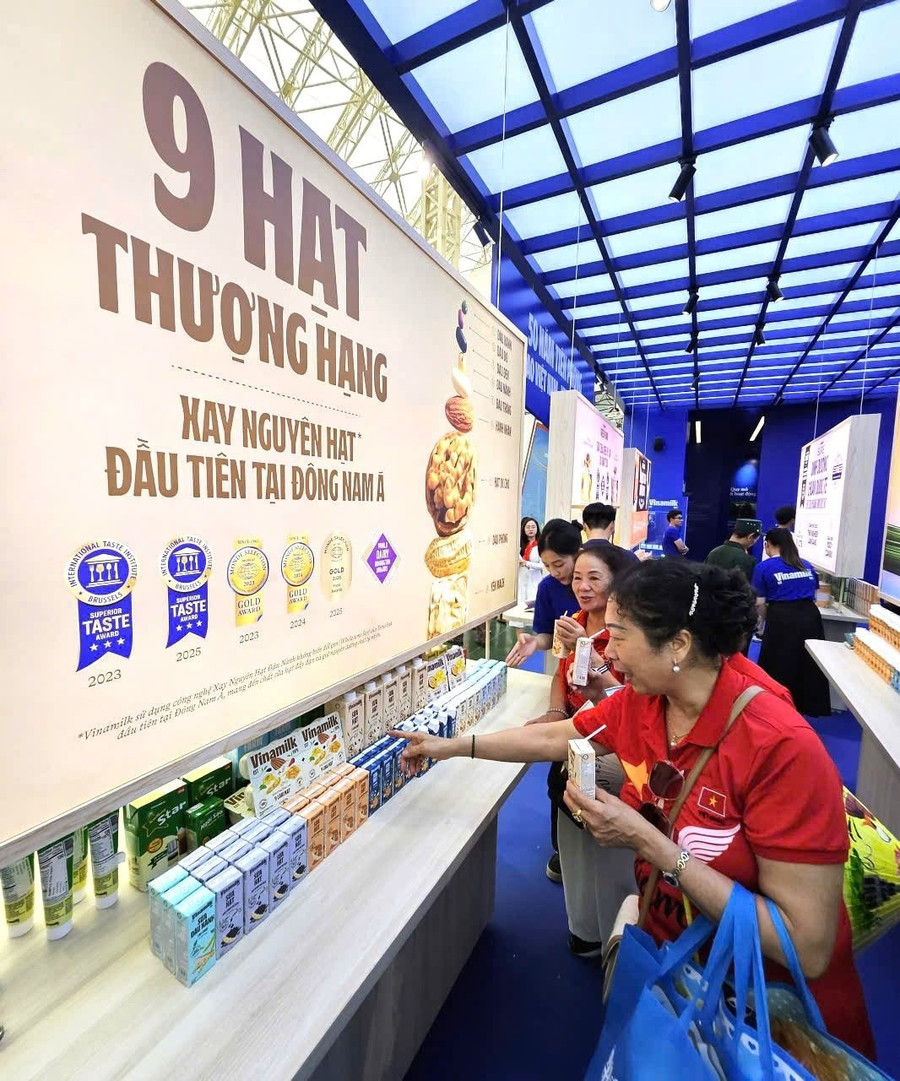 Các sản phẩm sữa thực vật không chứa lactose, không chất bảo quản, không thuốc diệt cỏ Glyphosate và được sản xuất với công nghệ xay nguyên hạt để giữ trọn dinh dưỡng của Vinamilk được giới thiệu đến mọi người.