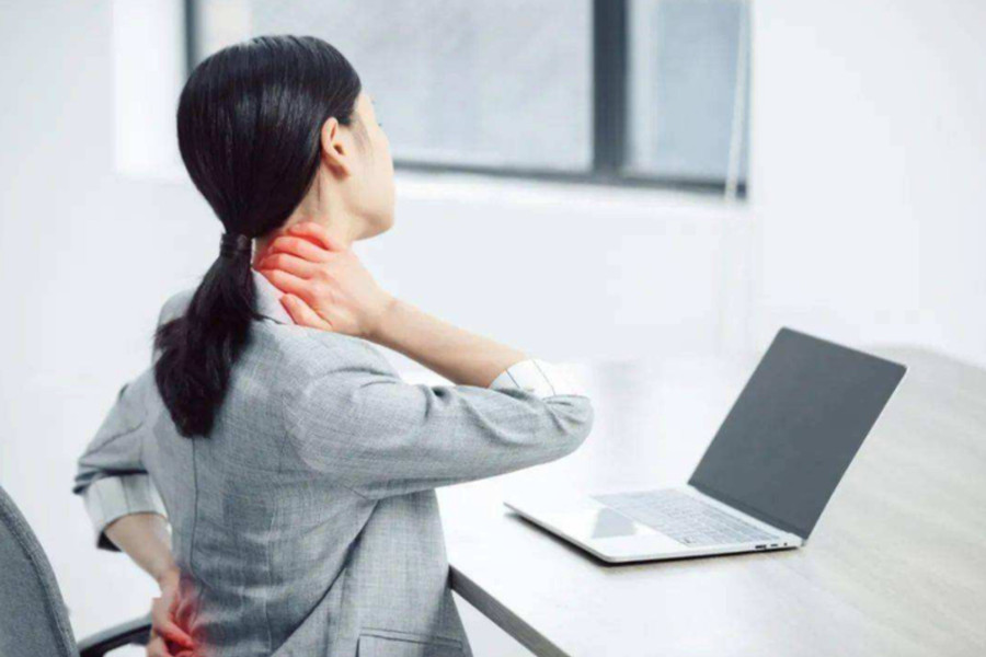 Thói quen ngồi lâu trong thời gian dài không chỉ dẫn đến béo phì, bệnh cột sống cổ, giãn tĩnh mạch chân mà còn gây ra các vấn đề sức khỏe nghiêm trọng. (Ảnh: ITN).