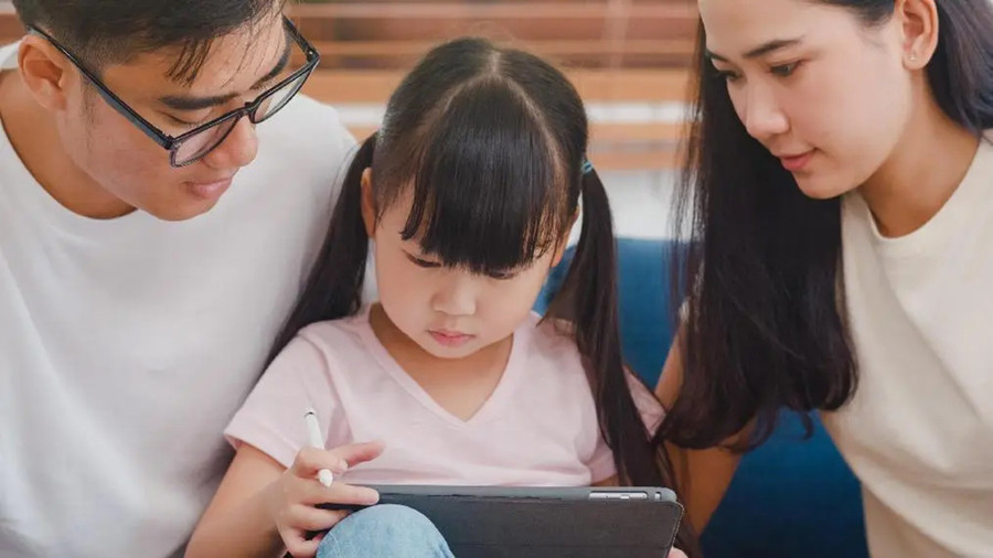 Đối với một số trẻ em đang nỗ lực phát triển tài năng và theo đuổi ước mơ, mạng xã hội là nền tảng tuyệt vời để chia sẻ tác phẩm của mình với người khác. (Ảnh: ITN).
