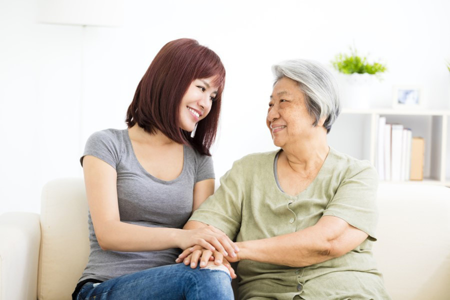 Con cái trưởng thành cần có khả năng tự duy trì cuộc sống của mình trong khi vẫn chăm sóc toàn diện cho cha mẹ. (Ảnh: ITN). 2-con-cai-truong-thanh.jpg