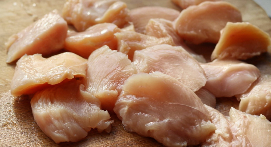 Thành phần dinh dưỡng trong ức gà phân giải lượng mỡ máu và cholesterol quá cao, làm sạch mạch máu, làm cho tuần hoàn trong mạch máu trở nên trơn tru. (Ảnh: ITN).