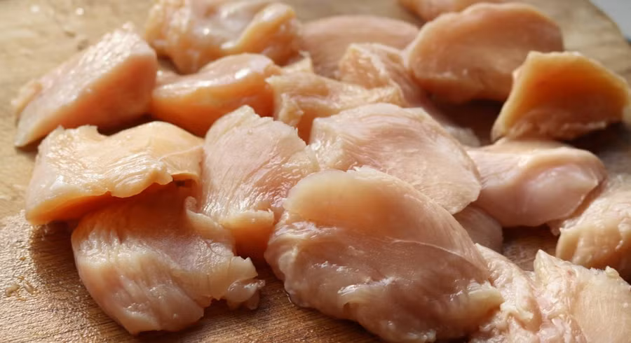 Thành phần dinh dưỡng trong ức gà phân giải lượng mỡ máu và cholesterol quá cao, làm sạch mạch máu, làm cho tuần hoàn trong mạch máu trở nên trơn tru. (Ảnh: ITN).